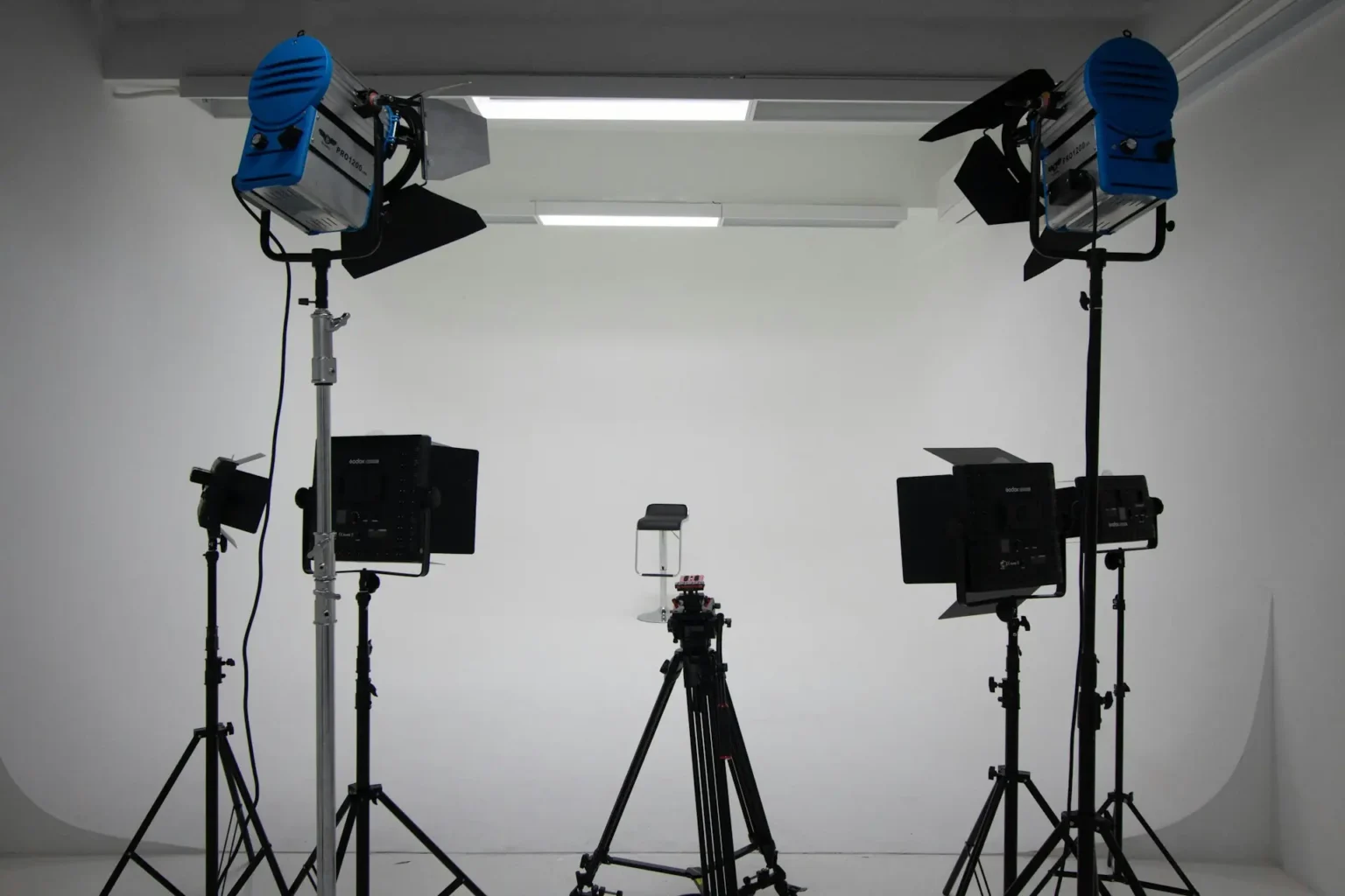Fotostudie med lamper og stativer